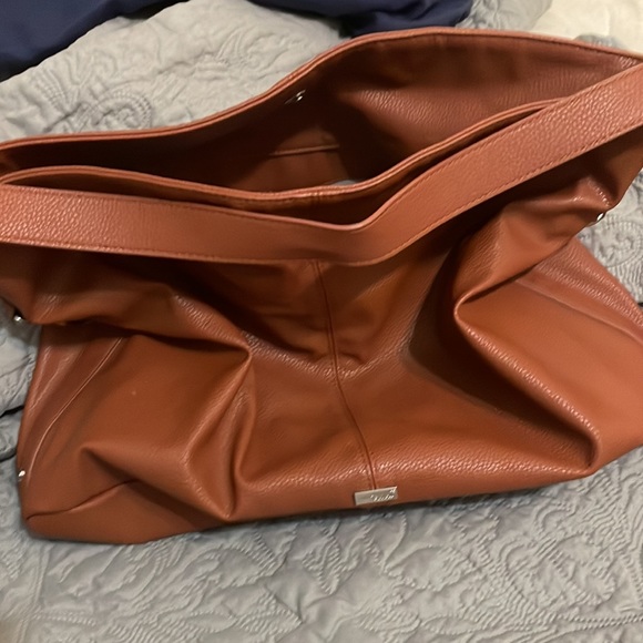 A large slouch bag with 2 inner side pockets and 2 inside pockets. - Picture 5 of 5